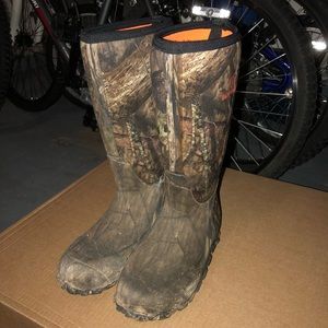 Men’s camo hunting boots